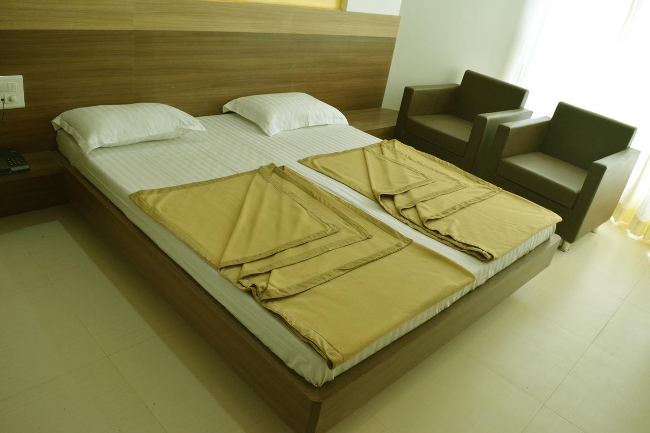 Oyo 10672 Hotel Riviera Nashik Extérieur photo