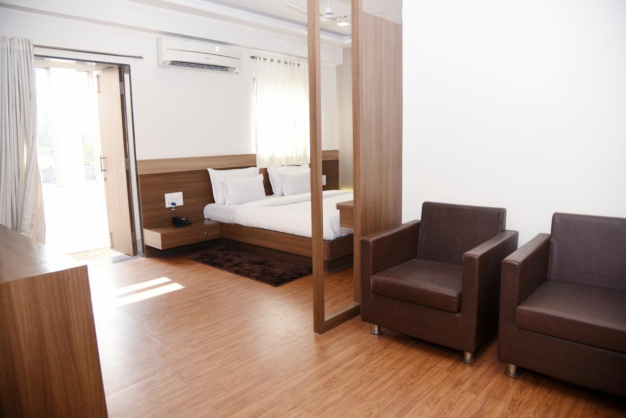 Oyo 10672 Hotel Riviera Nashik Extérieur photo