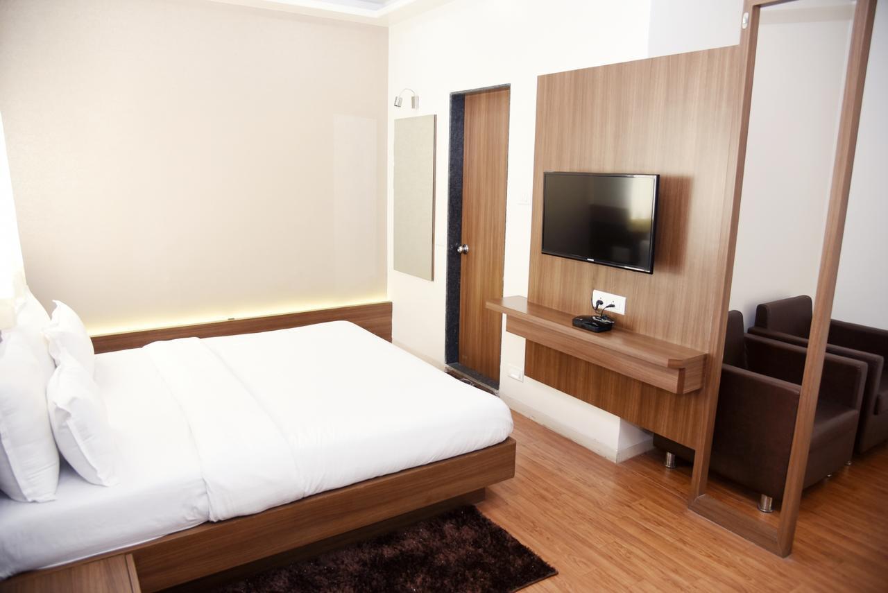 Oyo 10672 Hotel Riviera Nashik Extérieur photo